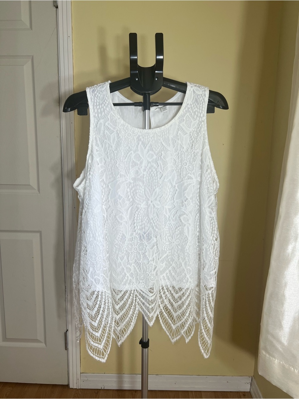 Cato Women’s Plus Size 18/20W White Lace Sleeveless Top